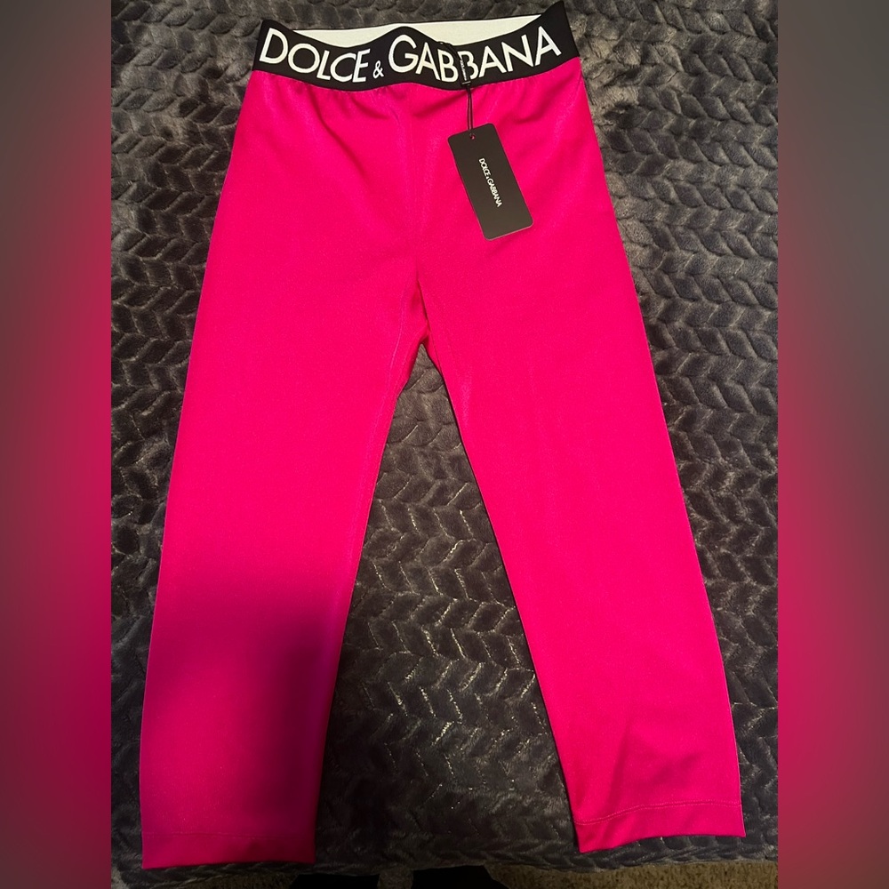 Dolce&Gabbana pink cropped leggings with signature Dolce&Gabbana waistband.